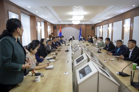 Төрийн өмчийн ЕБС-ийн захирлуудтай уулзаж, санал хүсэлтийг нь авч эхэллээ