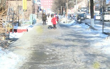 Давс, бодис цацсан ч үүнийгээ эргэн хусаж цэвэрлэхгүй байгаагаас иргэд халтирч унасаар байна