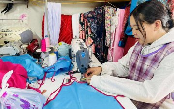 Оёмол бүтээгдэхүүний үйлдвэрлэлийн мэргэжлийн II ба III ангийн суралцагчид маань үйлдвэрлэлийн дадлага