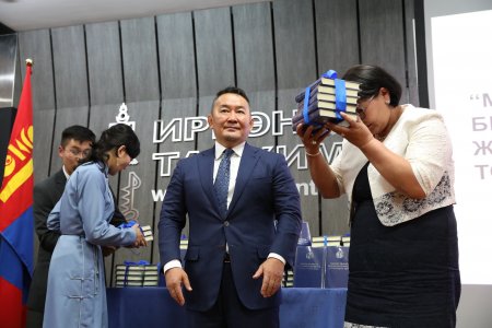 Х.Баттулга:  Үндэсний хэл соёл, тэр дундаа бичгийн соёл нь үндэстний ижилсэл, дотоод ойлголцлын хэрэглэгдэхүүн, сэтгэлгээг тээгч илэрхийлэгч нь болж байдаг