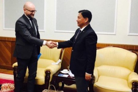 ЭРЧИМ ХҮЧНИЙ САЙД Ц.ДАВААСҮРЭН АЗИЙН ДЭД БҮТЦИЙН ХӨРӨНГӨ ОРУУЛАЛТЫН БАНКНЫ ТӨЛӨӨЛӨГЧДИЙГ ХҮЛЭЭН АВЧ УУЛЗЛАА