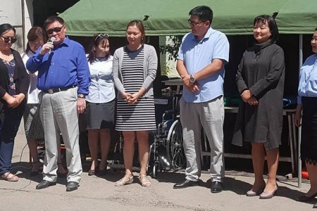 Нийслэлийн түргэн тусламжийн төвд шаардлагатай тоног төхөөрөмжийг гардуулж өглөө