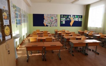 Төв аймгийн Батсүмбэр сумын сургууль гурван ээлжээр хичээллэж байхад Дэлгэрхаан суманд сургууль илүүдэж байна