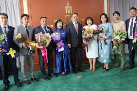 ХХААХҮ-ийн сайд Ч.Улаан төрийн болон салбарын одон медаль гардуулан өглөө