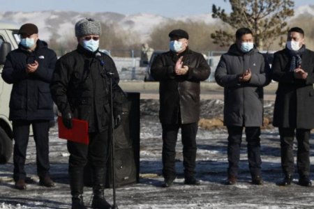 УИХ-ын дарга Г.Занданшатар Баянхонгор аймгийн ахмад настан, малчдад 400 тонн хүнс, тэжээлийн тусламж гардууллаа