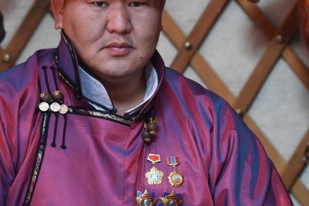 Асашёорюү Дагвадорж О.Дөлгөөнд 10 сая төгрөг хандивлажээ