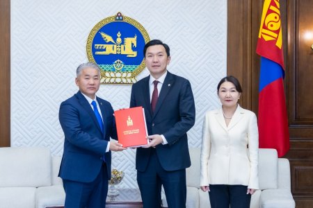 ЭДИЙН ЗАСГИЙН ЭРХ ЧӨЛӨӨНИЙ ТУХАЙ ХУУЛИЙН ТӨСЛИЙГ УИХ-Д ӨРГӨН БАРИВ