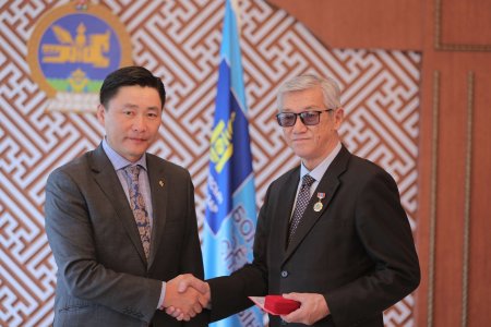 Мишигийн Чимэддорж Монгол Улсын гавьяат багш боллоо