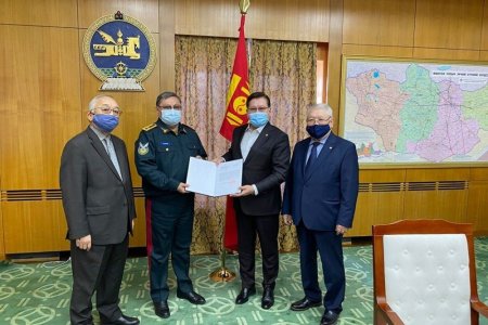 “Монголын Элчин сайд нарын клуб” ТББ-аас УОК-т хандив гардууллаа