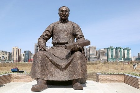 Ц.Дамдинсүрэнгийн гэрэлт хөшөөг үндэсний цэцэрлэгт хүрээлэнд сүндэрлүүллээ