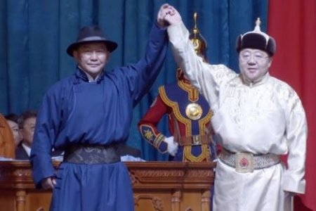 Х.Баттулга, Ц.Элбэгдорж нарын найзын тангараг тонгорог болж, намаа яг хоёр хуваалаа