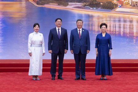 Монгол Улсын Ерөнхийлөгч У.Хүрэлсүхийг БНХАУ-ын дарга Ши Жиньпин угтлаа