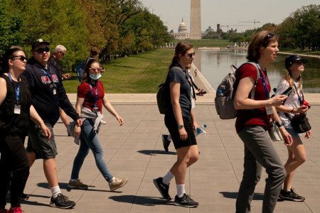 АНУ бүрэн дархлаажсан иргэдэдээ гадуур амны хаалтгүй явахыг зөвшөөрлөө