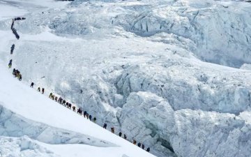 Нэг өдрийн дотор 274 уулчин Эверестийн оргилд гарлаа
