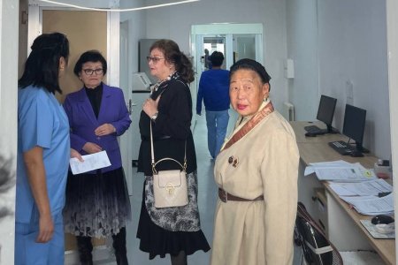 “ОЛОН УЛСЫН АХМАДЫН ӨДӨР”-ИЙГ ТОХИОЛДУУЛАН АХМАДУУДАА ХҮЛЭЭН АВЧ ХҮНДЭТГЭЛ ҮЗҮҮЛЛЭЭ