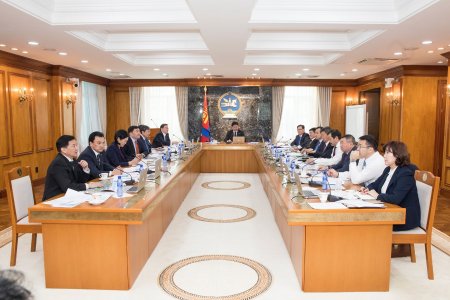 Засгийн газрын сайд нар огцруулах бичигт гарын үсэг зурж эхэлжээ