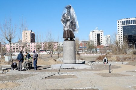 Богд хааны ордон музейн дэргэдэх цэцэрлэгт хүрээлэнд 13 хөшөө сүндэрлэнэ