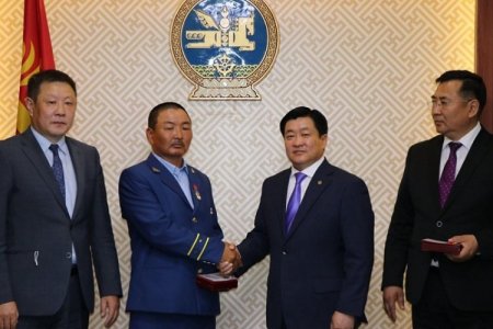 Зам, тээврийн хөгжлийн сайд Б.Энх-Амгалан төрийн дээд одон медаль, салбарын шагнал гардууллаа