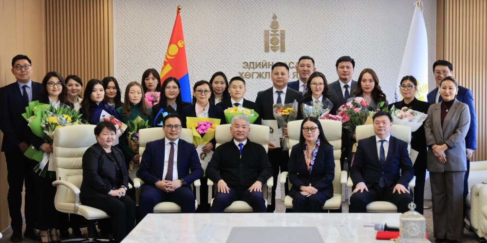 Эдийн засаг, хөгжлийн яамны 13 албан хаагч Төрийн албан хаагчийн тангараг өргөлөө