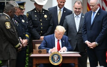 АНУ-ын ерөнхийлөгч Доналд Трамп цагдаагийн байгууллагын шинэчлэлийн тухай зарлигт гарын үсэг зуржээ