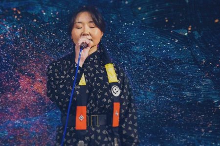 Дуучин А.Нарандулам шинэ уран бүтээлээрээ бэлэг барьж байна