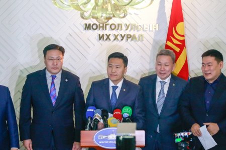 М.Энхболдыг 48 цагийн дотор огцрохгүй бол бүх нийтийн эсэргүүцлийн цуглаан зохион байгуулна гэлээ