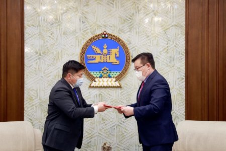 Хууль зүй, дотоод хэргийн сайд Х.Нямбаатар гурван хуулийн төсөл өргөн барив