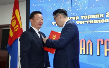 Civil servants who demonstrated outstanding performance were recognized and rewarded