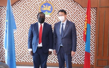 THE MINISTER OF EDUCATION AND SCIENCE OF MONGOLIA WELCOMES UNICEF REPRESENTATIVE IN MONGOLIA MR EVARISTE KOUASSI KOMLAN 