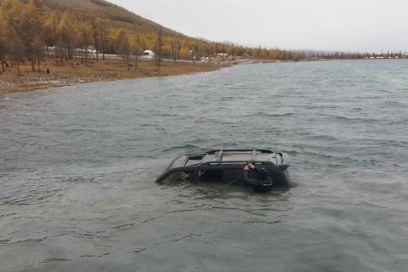 Хөвсгөл нууранд живсэн автомашиныг гаргав