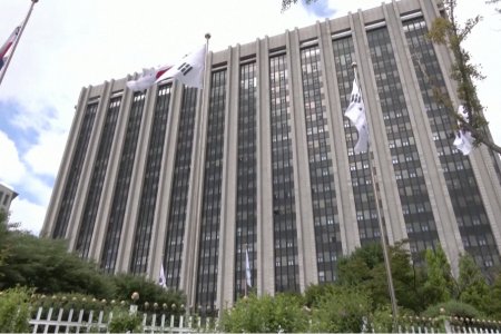 БНАСАУ-аас дүрвэсэн байж болзошгүй хүмүүс тээвэрлэж явсан жижиг завийг Өмнөдийн усан хилийн бүсэд нэвтэрсний дараагаар саатуулсныг БНСУ-ын эргийн хамгаалалтын албанаас мэдээлжээ