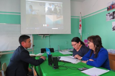 Онлайн хурал хийлээ.