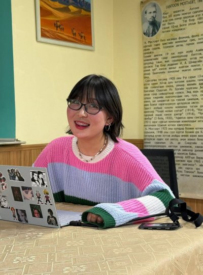 Оюутан судлаач Ч. Өнөрзаяагийн бичсэн ПҮРЭВ ГҮНГИЙН ОРЧУУЛСАН “ХААНЫ БИЧСЭН НЭМЖ ТОГТООСОН МАНЖ ҮГНИЙ ТОЛЬ БИЧИГ”-ИЙН “ХӨГЖМИЙН ЗҮЙЛ”-ИЙГ “ХОРИН НЭГТ”-ИЙН ТАЙЛБАР ТОЛЬТОЙ ХАРЬЦУУЛАХ НЬ