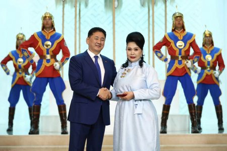 Ардын жүжигчин Аюурзанын Долгорт Хөдөлмөрийн баатар цол хүртээлээ