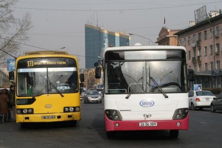 БНХАУ-аас худалдан авч буй 100 автобус Эрээн-Замын-Үүд боомтод иржээ