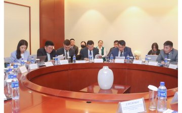 МЭРГЭЖЛИЙН БОЛОВСРОЛ, СУРГАЛТЫН ҮНДЭСНИЙ ЗӨВЛӨЛ АНХДУГААР ХУРАЛДААНАА ХИЙЛЭЭ