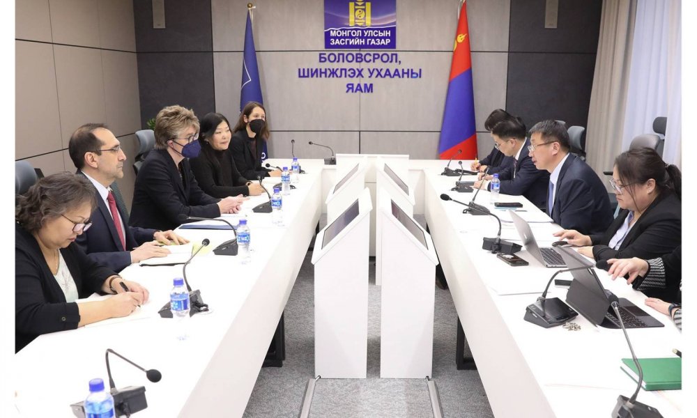 ДЭЛХИЙН БАНК БОЛОВСРОЛЫН САЛБАРТ ДЭМЖЛЭГ ҮЗҮҮЛЖ, ХАМТАРЧ АЖИЛЛАХ САНАЛ СОЛИЛЦЛОО