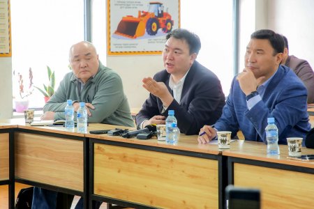 Нийслэлийн Ардчилсан намын дарга Т.Батцогт нарт шахмал түлшний талаар мэдээлэл өглөө