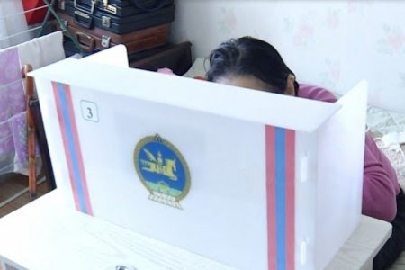 Гэртээ тусгаарлагдсан иргэд зөөврийн бүтүүмжилсэн хайрцгаар санал өгнө