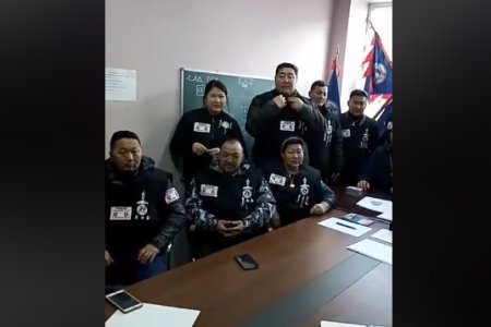 Түмнийг тохуурхсан төлбөртэй жагсаалын үнэн 