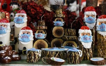 Унгар улсад амны хаалт зүүсэн Санта Клаусын хэлбэртэй шоколад үйлдвэрлэж эхэллээ