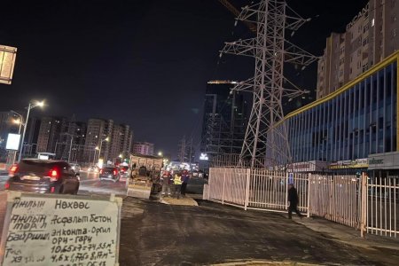 Замын тэмдэглэгээ, нүхэн эвдрэлийг шөнийн цагаар засаж байна
