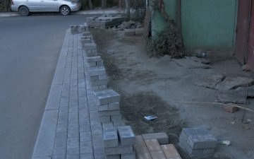 Бордюр солих явцдаа хуулсан явган хүний замыг засварлахгүй байгаа нь иргэдэд хүндрэл учруулж байна