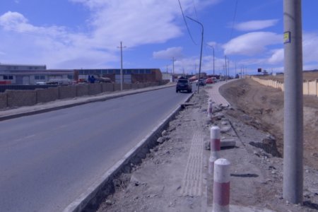 Хэд хэдэн байршилд авто замын бордюр солихдоо явган хүний замыг эвдэлж эргэн засварлахгүй байгаа нь иргэд зорчиход хүндрэл үүсгэсээр байна