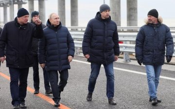 Хоёр сарын өмнө дэлбэрэлтэд өртсөн Крымийн гүүрээр В.Путин Мерседес бенз хөлөглөн зорчив