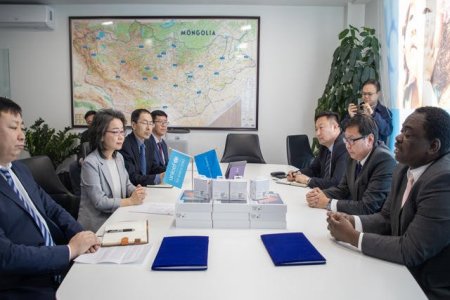 БНХАУ-ын “ZTE” компани 300 ширхэг таблет, 400 ширхэг ухаалаг цагийг НҮБ-ын Хүүхдийн санд хүлээлгэн өглөө