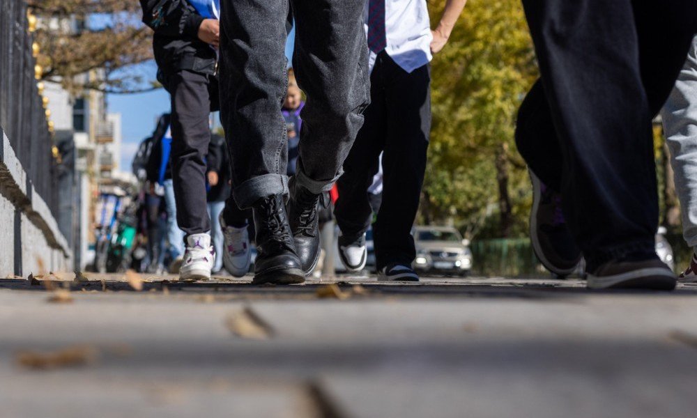 Хотын гудамжаар яваа хүний хөл доор юу байдаг вэ?