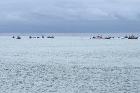 Их Британийн эрх баригчид цэргийн хөлөг онгоцуудаа Жерси арлаас эргүүлэн татахаар болжээ