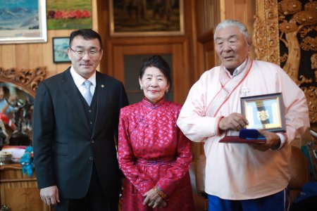 Х.Баянмөнх аваргыг “Нийслэл хотын Хүндэт иргэн”-ээр өргөмжиллөө