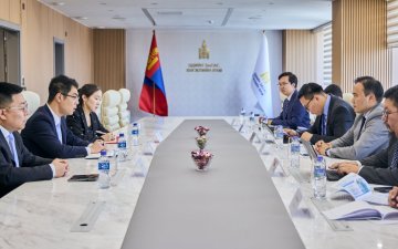 ТӨРИЙН НАРИЙН БИЧГИЙН ДАРГА И.БАТХҮҮ “ЧАЙНА ГАЗ ХОЛДИНГС ЛИМИТЕД” КОМПАНИЙН ТӨЛӨӨЛӨГЧДИЙГ ХҮЛЭЭН АВЧ УУЛЗЛАА